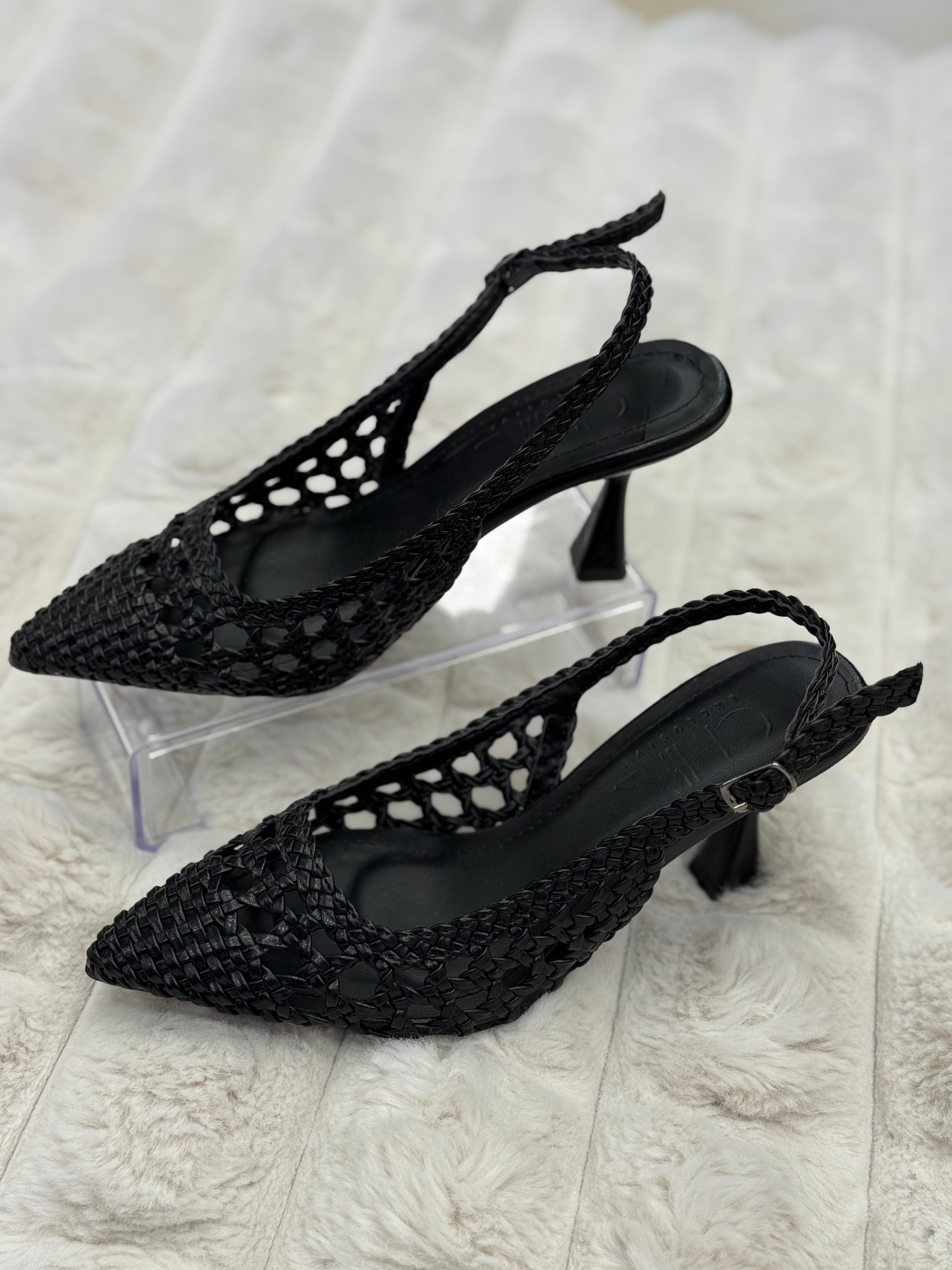 ÖRGÜ TOPUKLU AYAKKABI