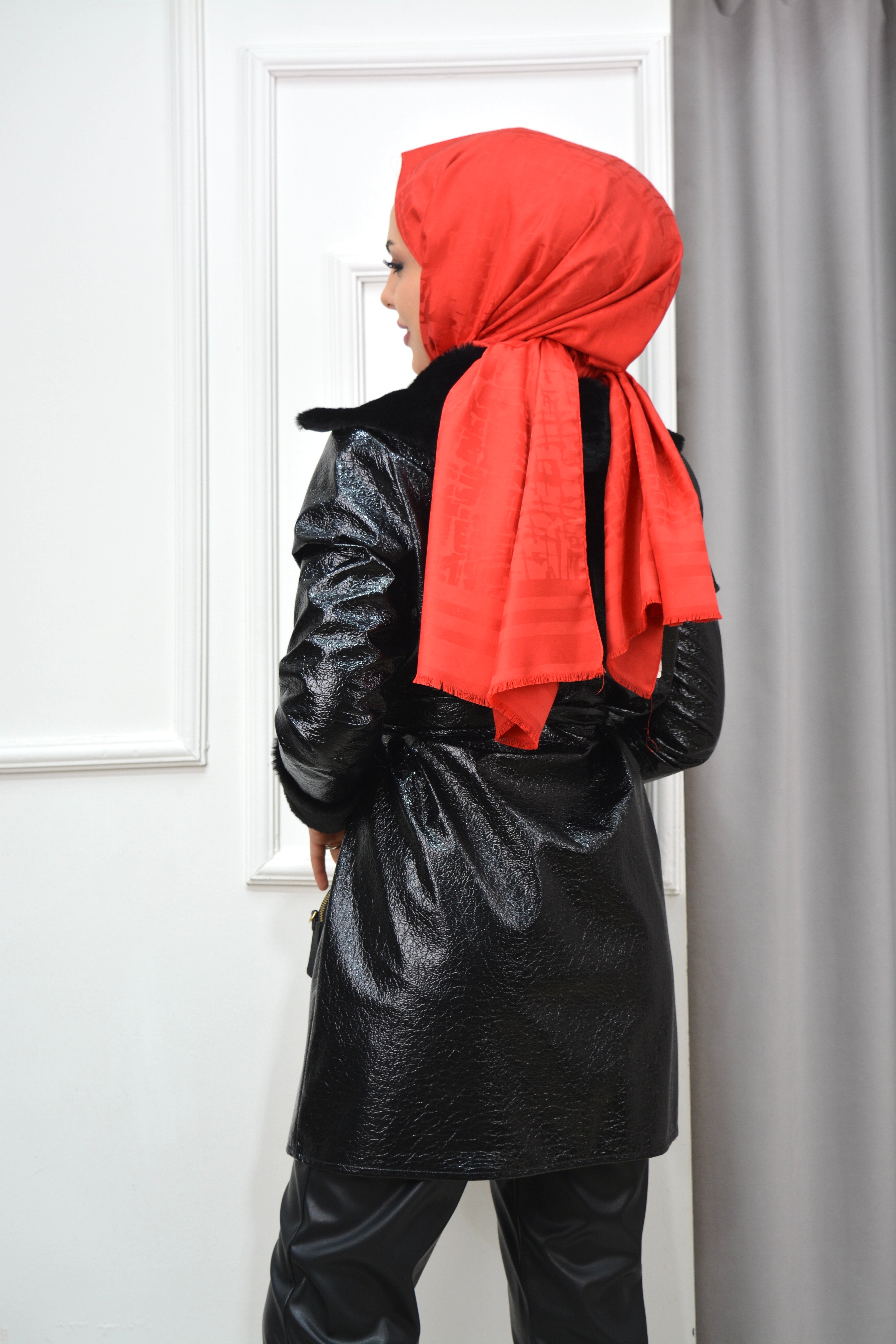 TAŞ  DETAYLI KÜRK YAKALI CEKET - SİYAH